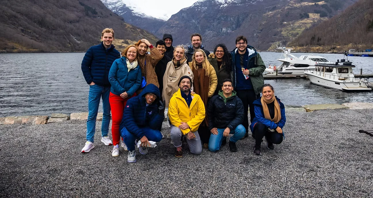 En gruppe samlet ved fjorden, fra arbeidet for Seafood from Norway.